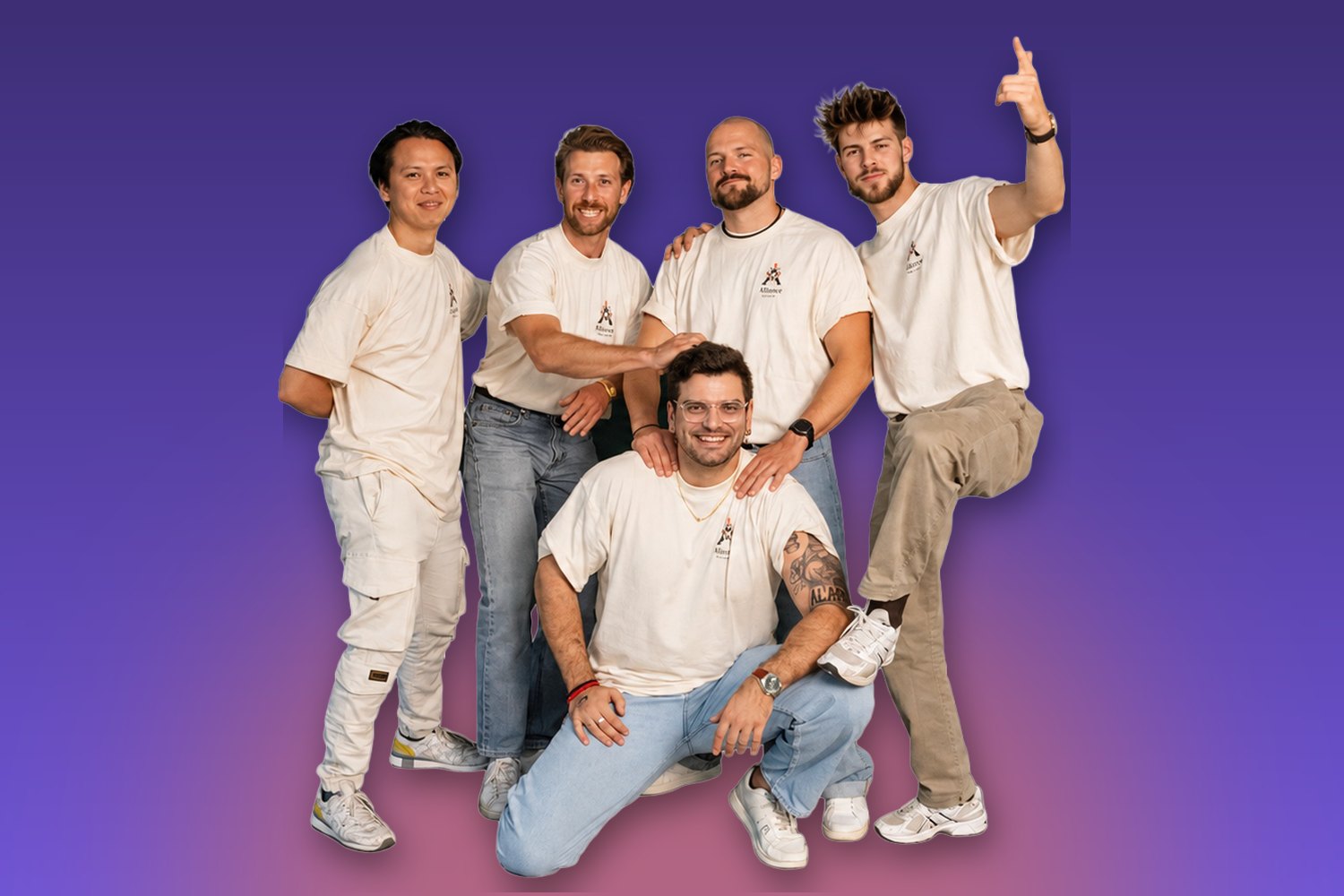 Gruppe der Alaroye-Tänzer in hellen T-Shirts vor violettem Hintergrund